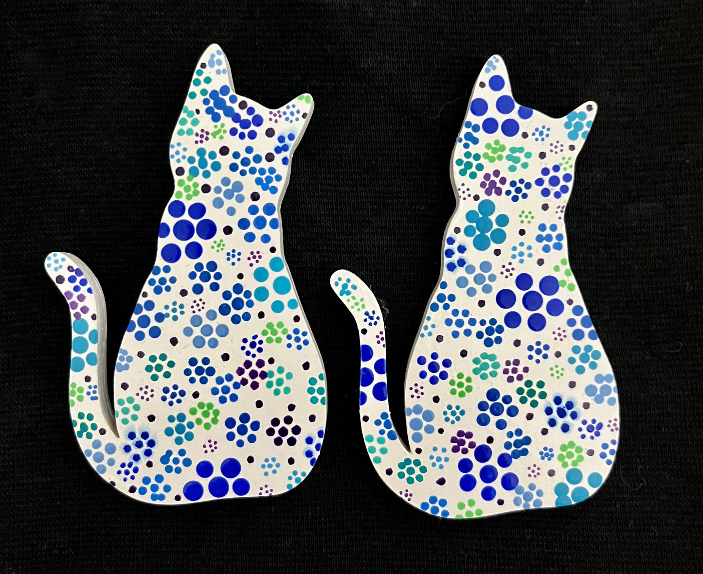 White with Blue floral Cat Magnet 3.5 in.