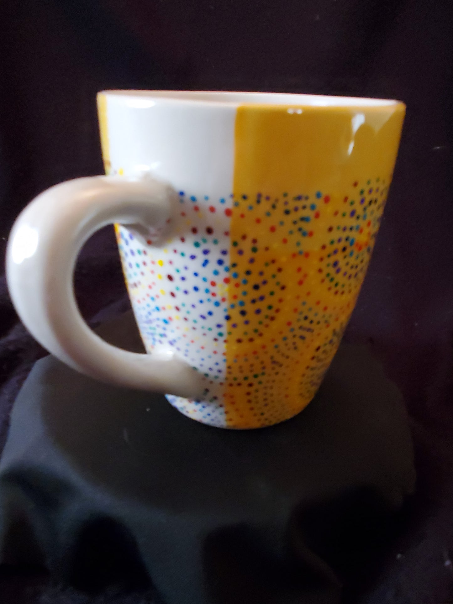 Yellow radiating circles mug